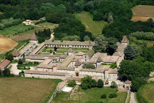 La Chartreuse de Valbonne : un monastère emblématique du Languedoc-Roussillon