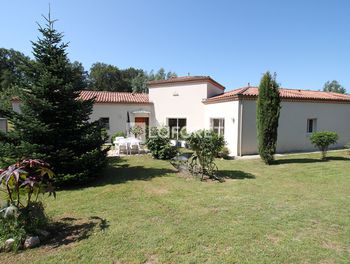 villa à Savignac-de-Nontron (24)