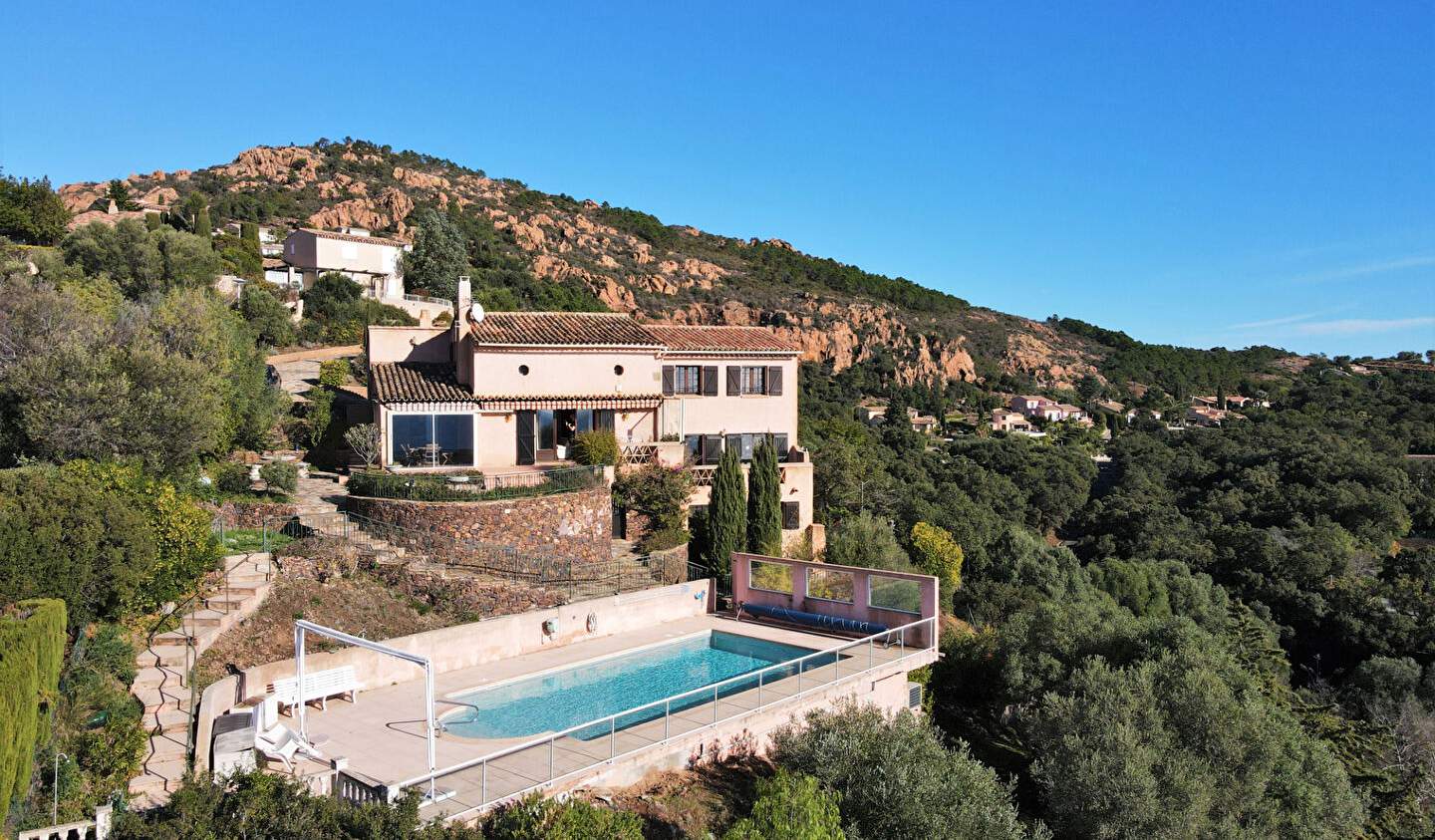 Villa avec piscine et terrasse Agay