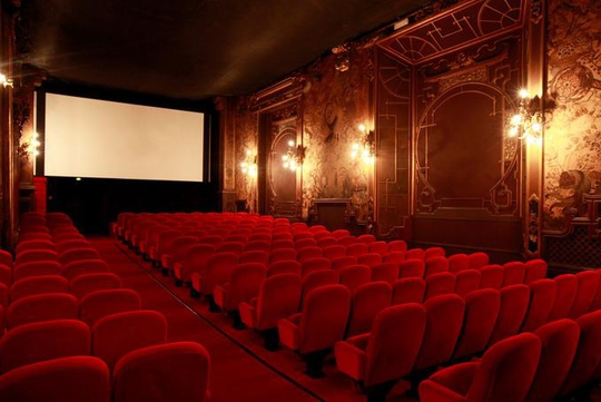 Le mobilier du cinéma La Pagode vendu aux enchères à Paris
