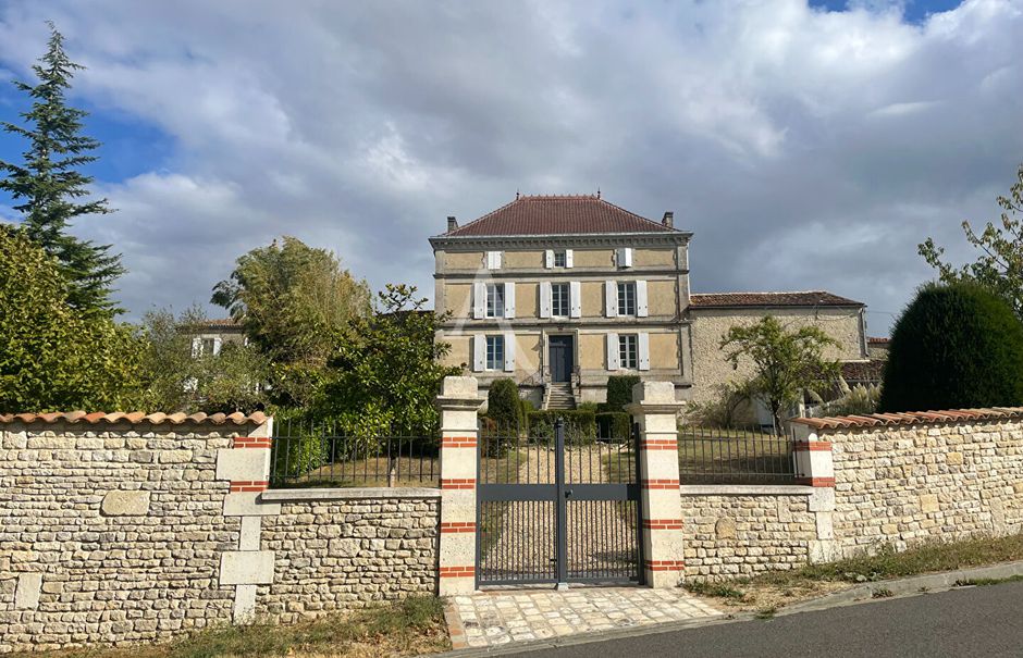 Vente propriété 9 pièces 334 m² à Asnières-sur-Nouère (16290), 546 000 €