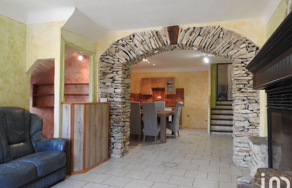 Location meublée maison 4 pièces 100 m² à La Rochegiron (04150), 900 €