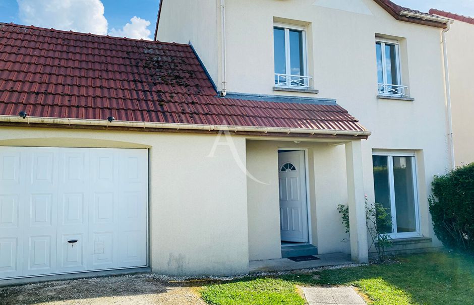Location  maison 4 pièces 90 m² à Vennecy (45760), 800 €