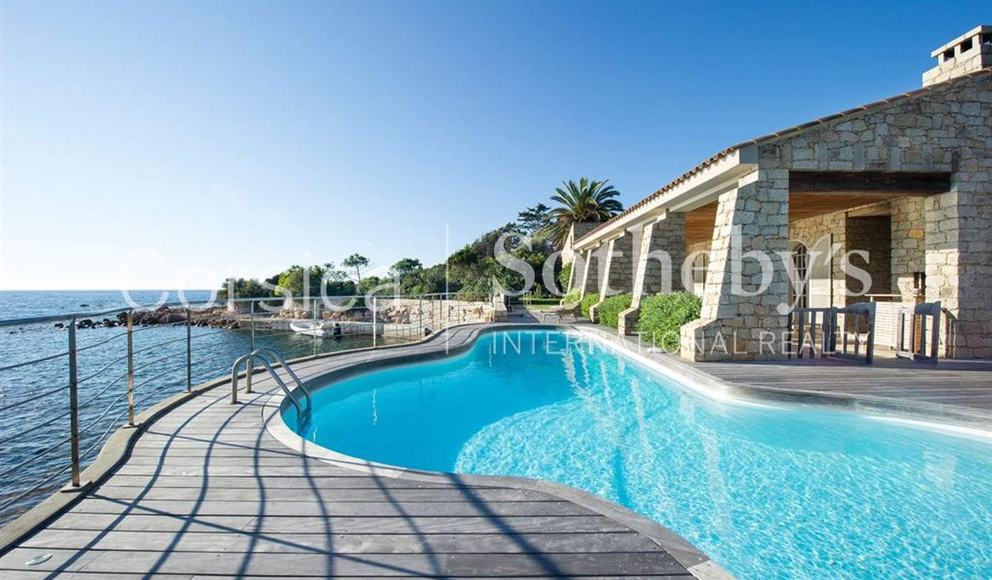 Villa avec piscine en bord de mer Ajaccio