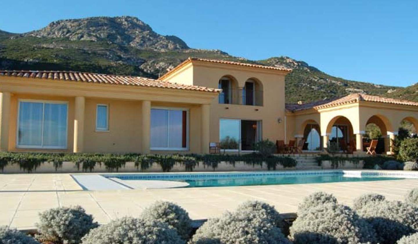 Maison avec piscine en bord de mer Calvi