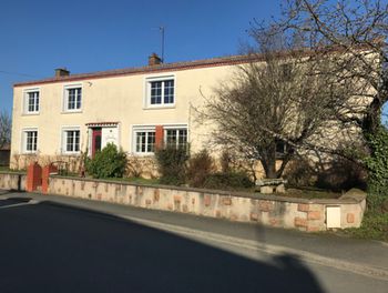 maison à Saint-Pierre-des-Echaubrognes (79)